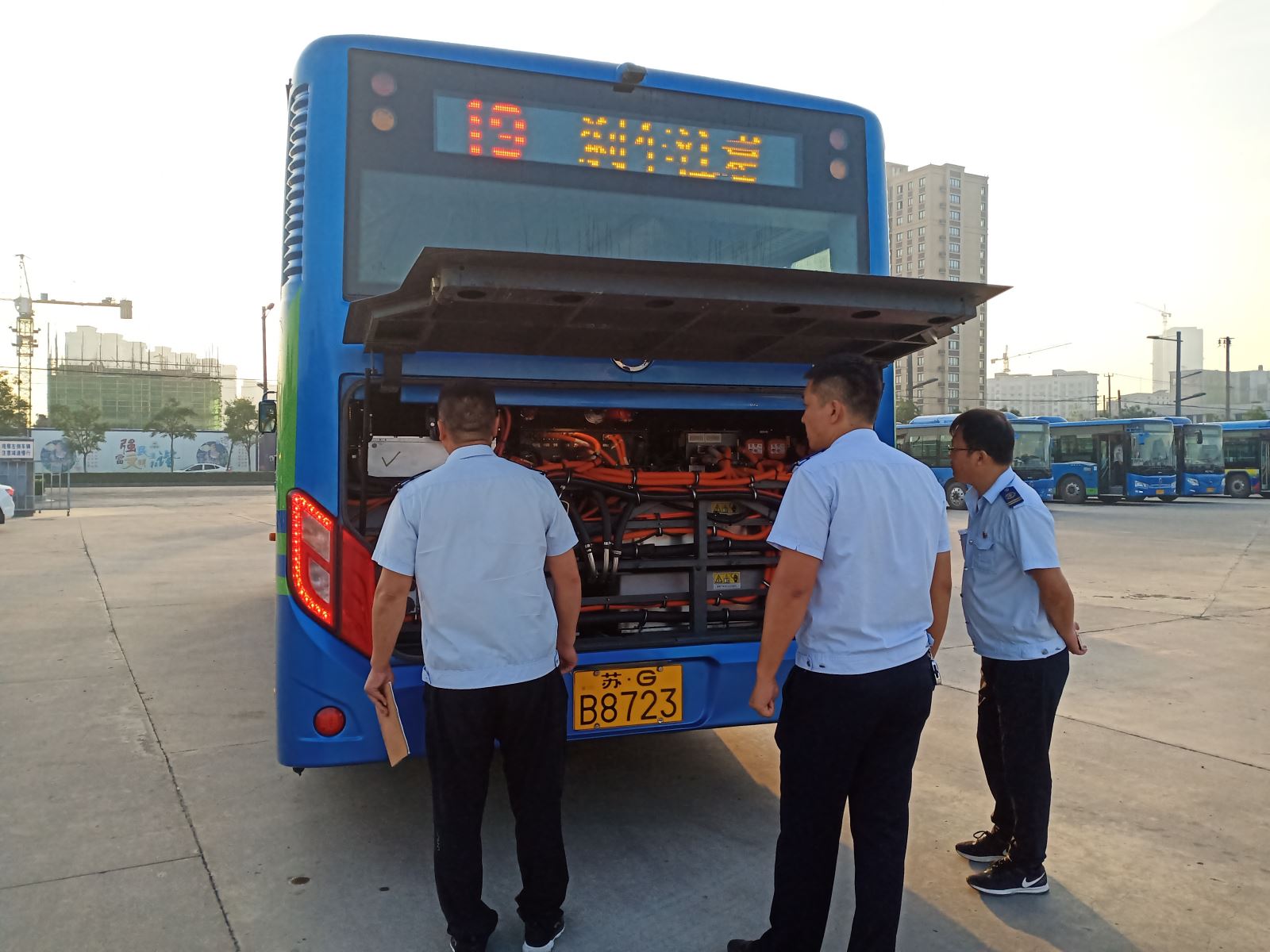 公交集團公交事業(yè)一部持續(xù)做好早值班車輛檢查工作